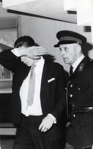 500523 Afbeelding van het afvoeren van Ewout H., verdachte van de moord op Theo Mastwijk ( Baarnse Moordzaak ), na zijn ...